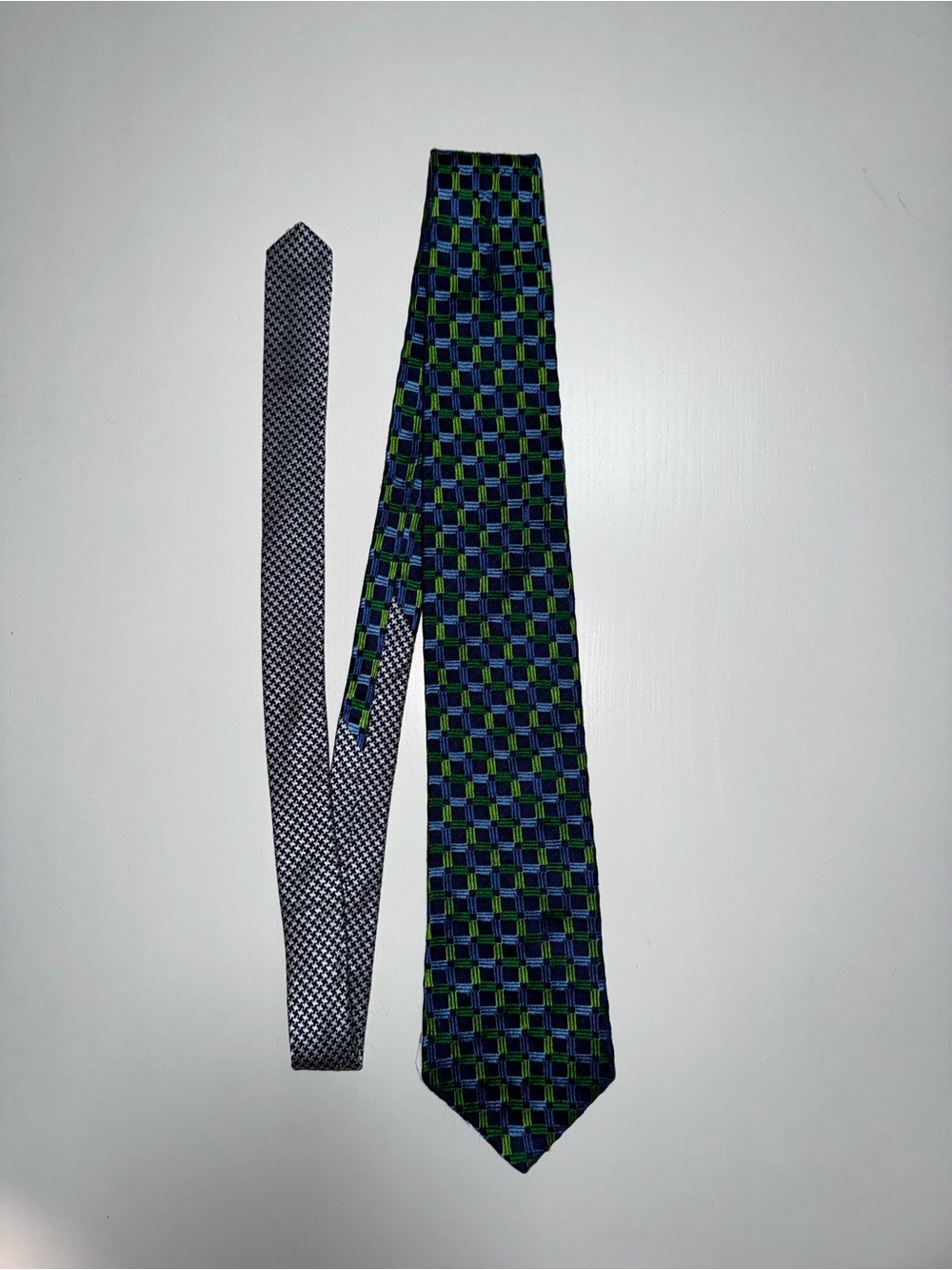 Tommy Hilfiger Men’s Woven 100% Silk Geometric Tie Blue Green Logo Accent